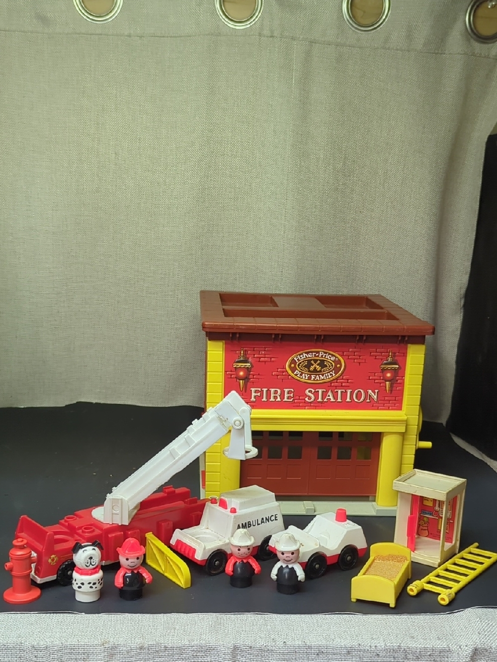 1979 VINTAGE WORKING FISHER PRICE PLAY FAMILY FIRE STATION #928 w/accessories - Picture 2 of 16